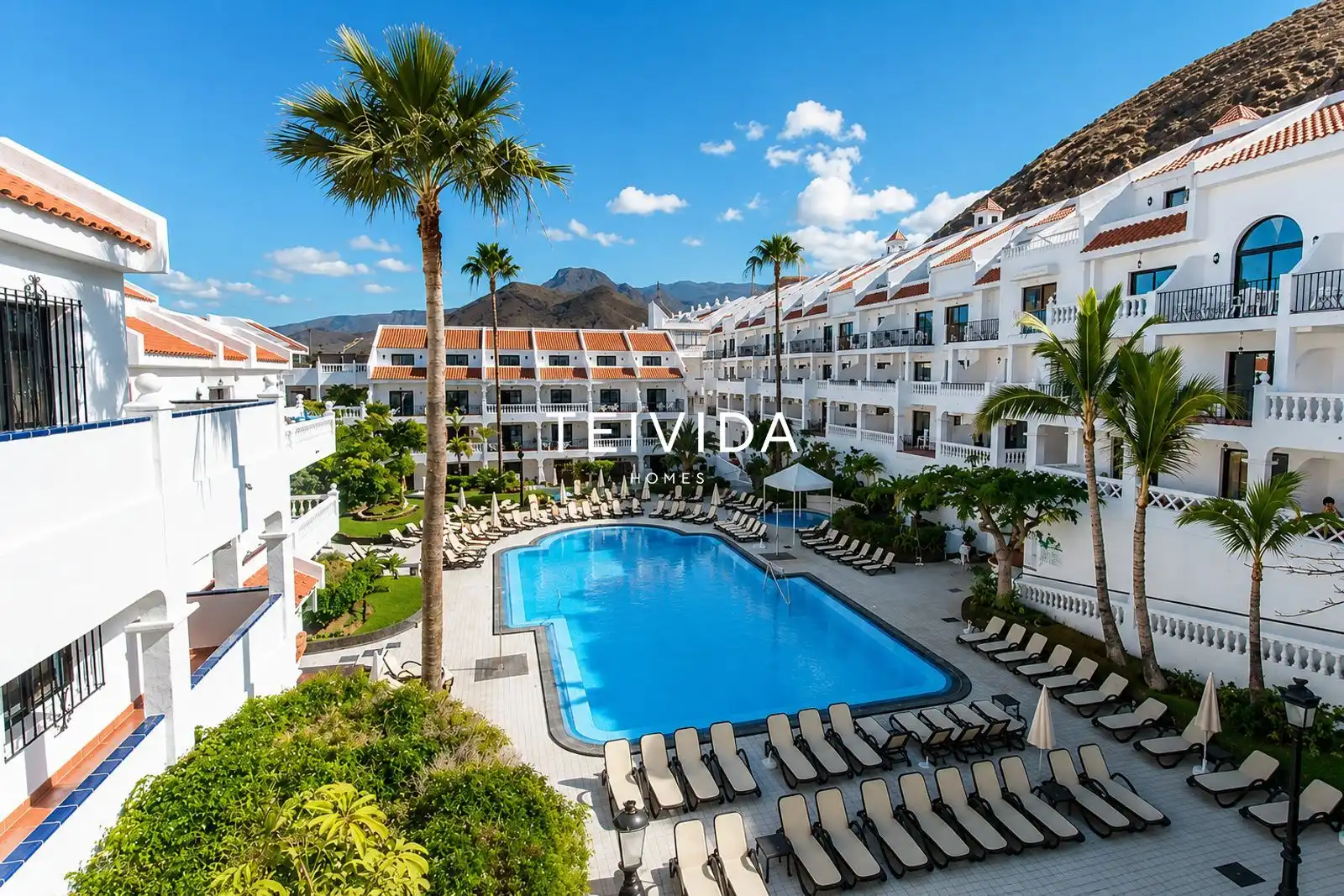 Vista exterior de Piso en venta en Arona con Terraza, Piscina y Piscina comunitaria