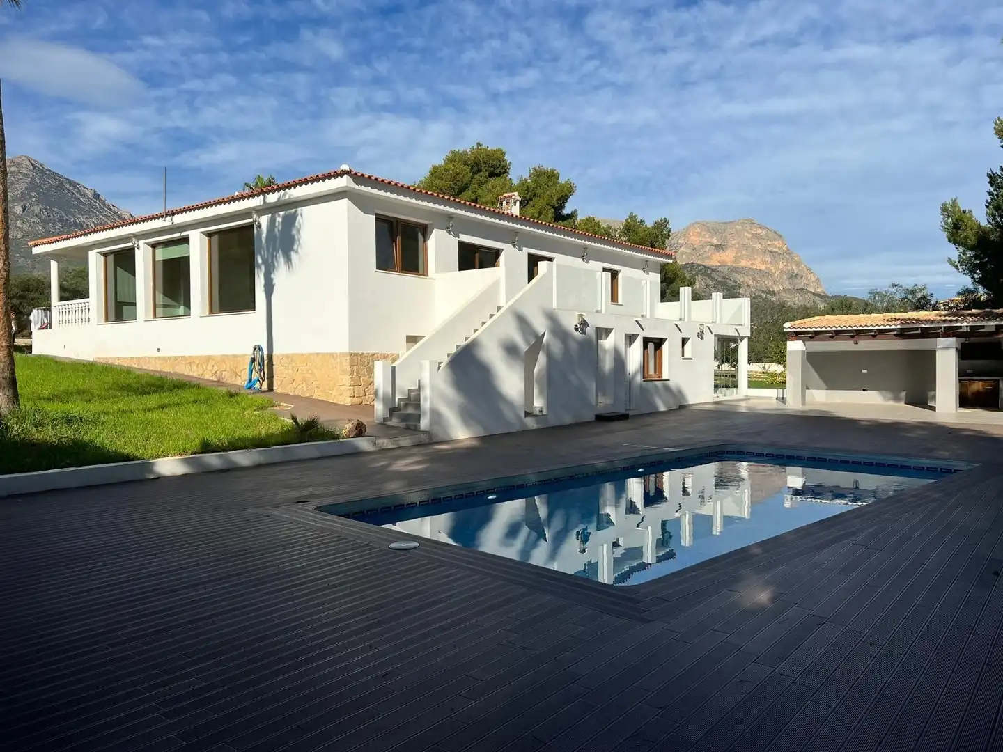 Vista exterior de Casa o xalet en venda en La Nucia amb Jardí privat, Terrassa i Piscina
