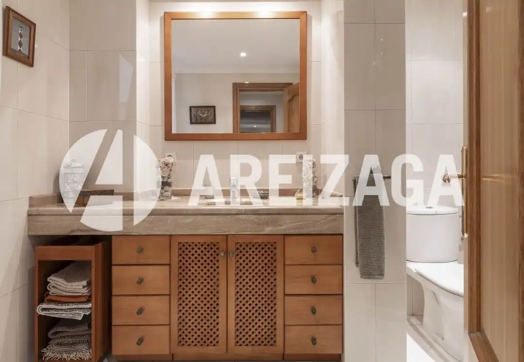 Bathroom of Flat for sale in Donostia - San Sebastián   with Heating, Terrace and Storage room