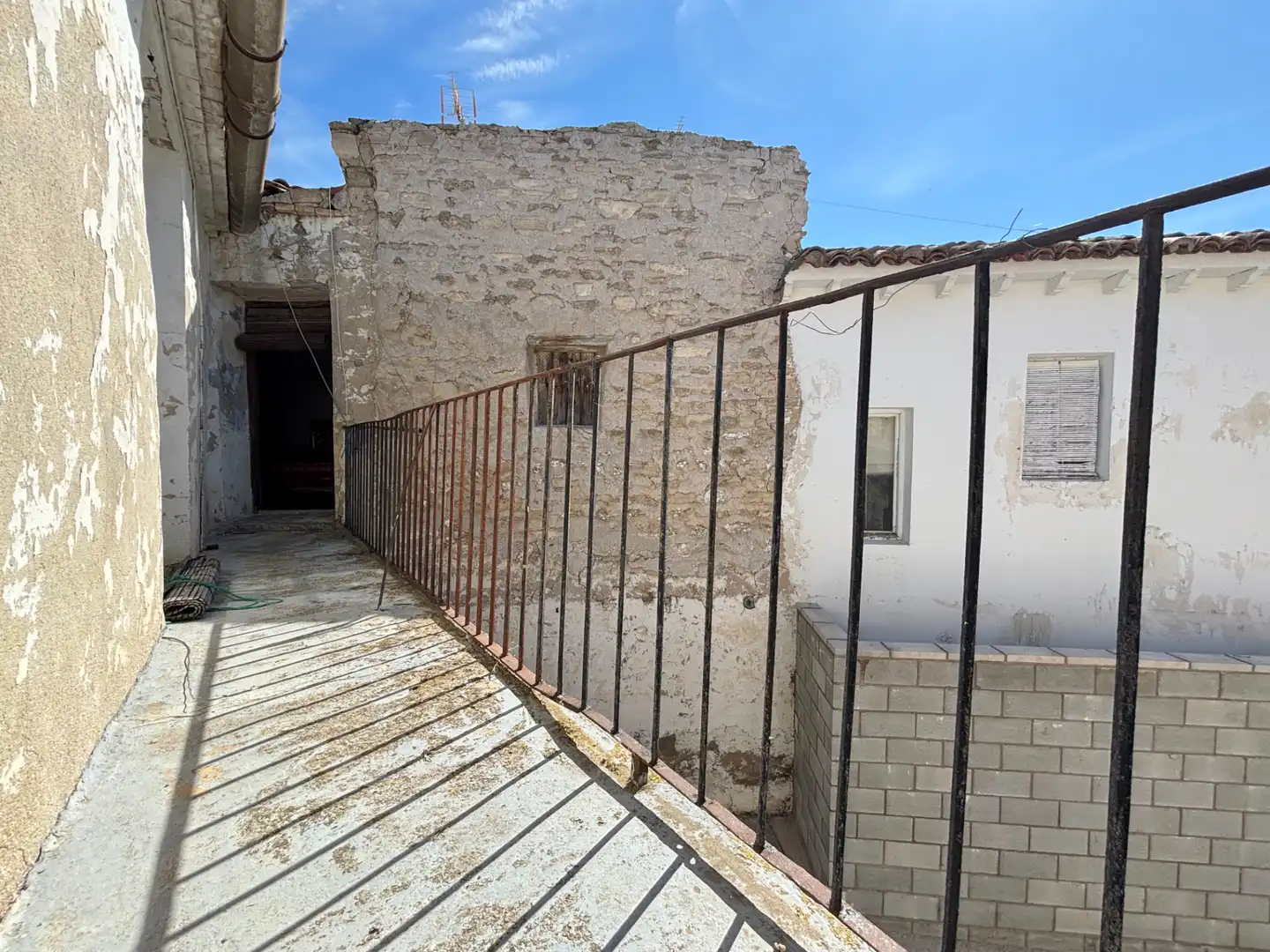 Vista exterior de Casa o xalet en venda en Monegrillo amb Jardí privat, Terrassa i Moblat