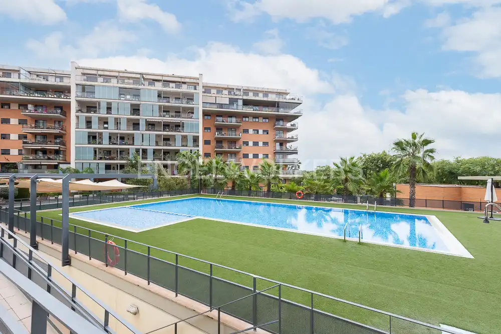 Swimming pool of Flat for rent in Paterna  with Air Conditioner, Heating and Parquet flooring