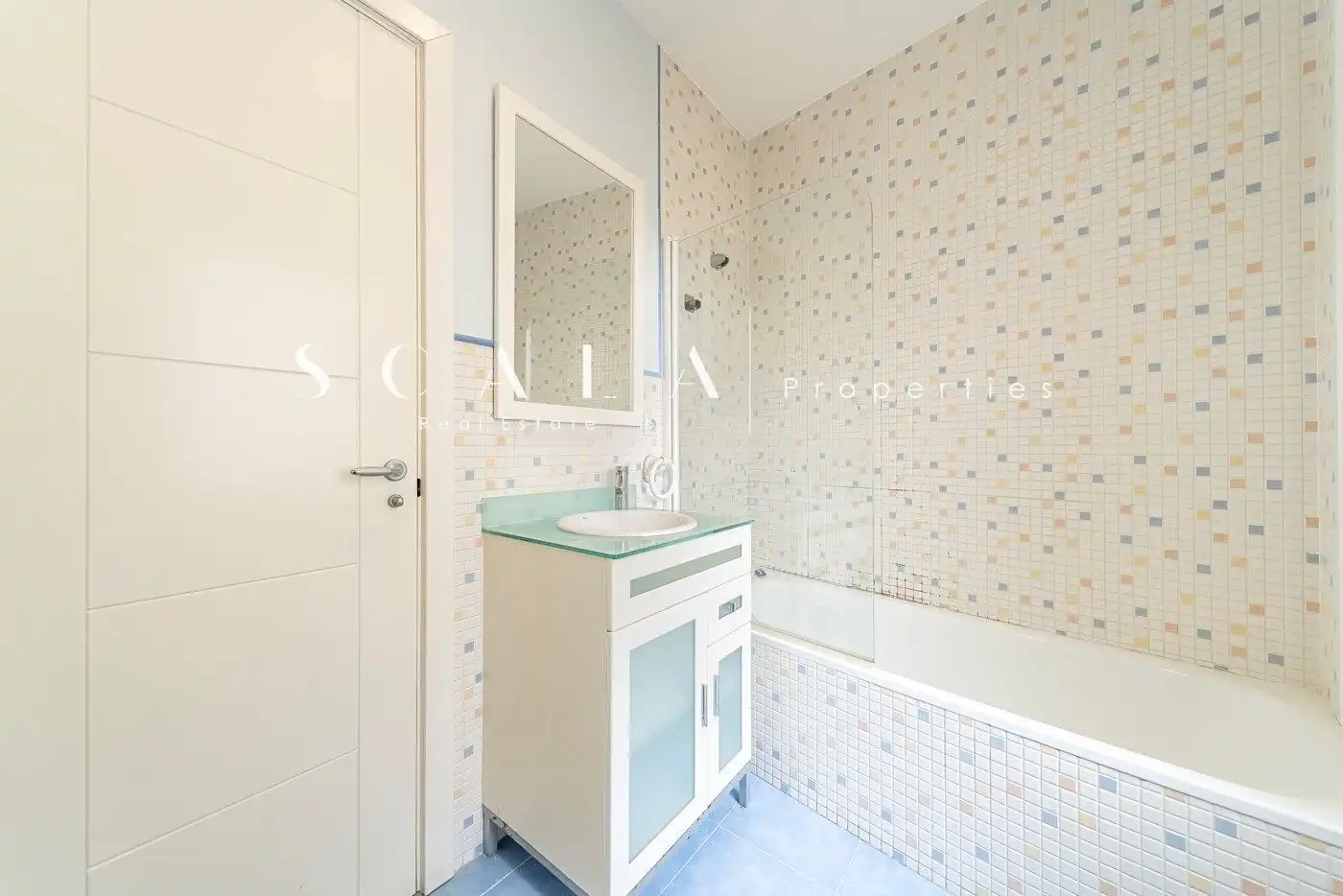 Bathroom of Flat for rent in Madrid  with Air Conditioner, Heating and Parquet flooring