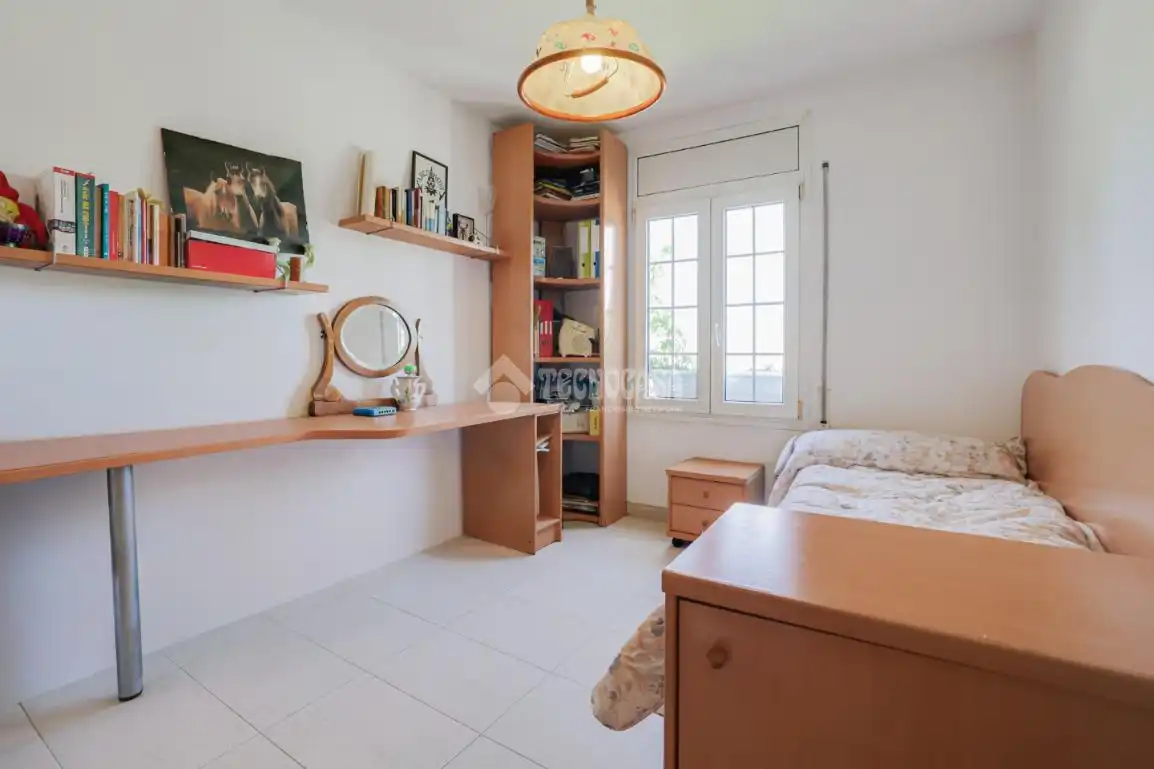 Habitación de Casa adosada en venta en Rubí con Aire acondicionado, Calefacción y Amueblado