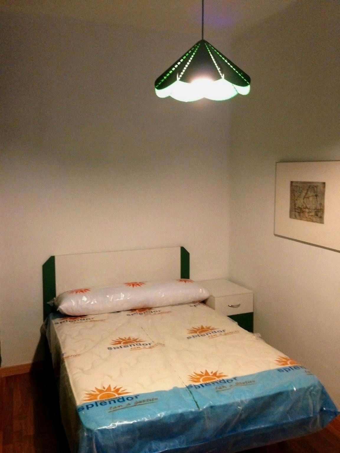 Dormitori de Pis per a compartir en  Madrid Capital amb TV i Balcó