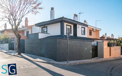 Vista exterior de Casa adosada en venda en Huétor Vega amb Aire condicionat, Terrassa i Balcó