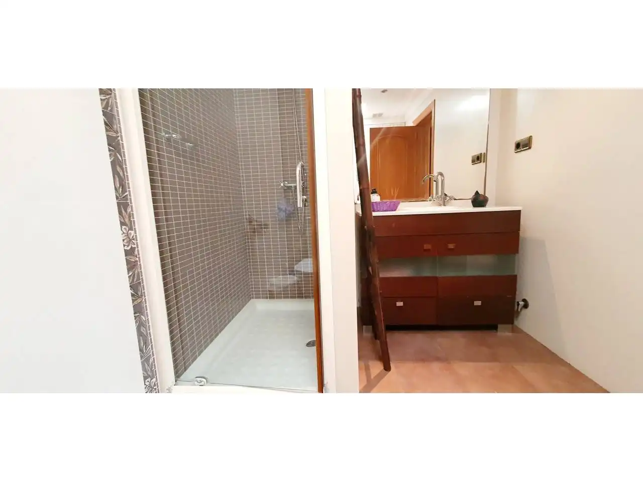 Baño de Casa adosada en venta en Roquetas de Mar con Aire acondicionado, Calefacción y Jardín privado