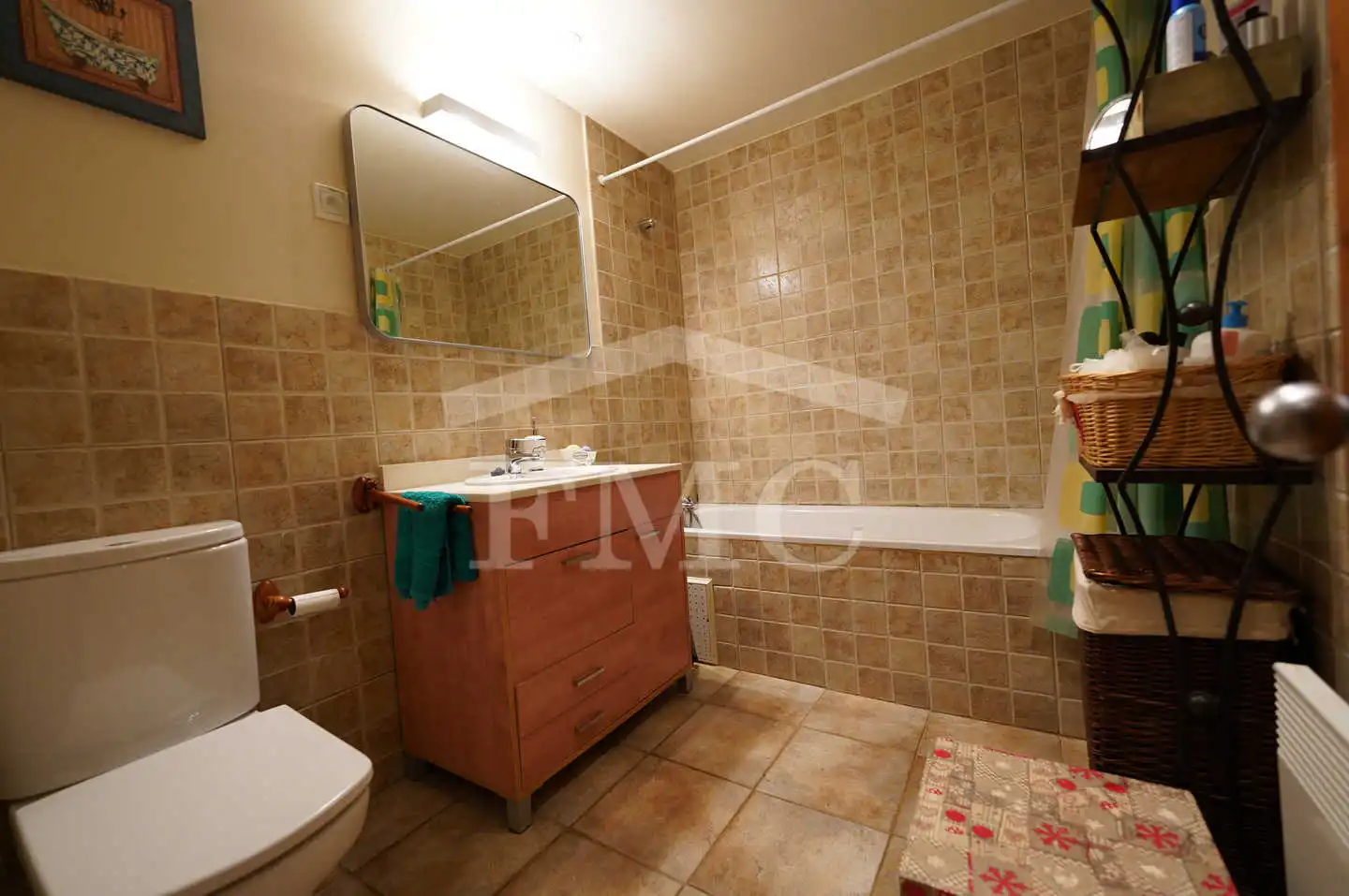Badezimmer von Erdgeschoss zum Verkauf in Font-Romeu-Odeillo-Via mit Heizung, Privatgarten und Parkett