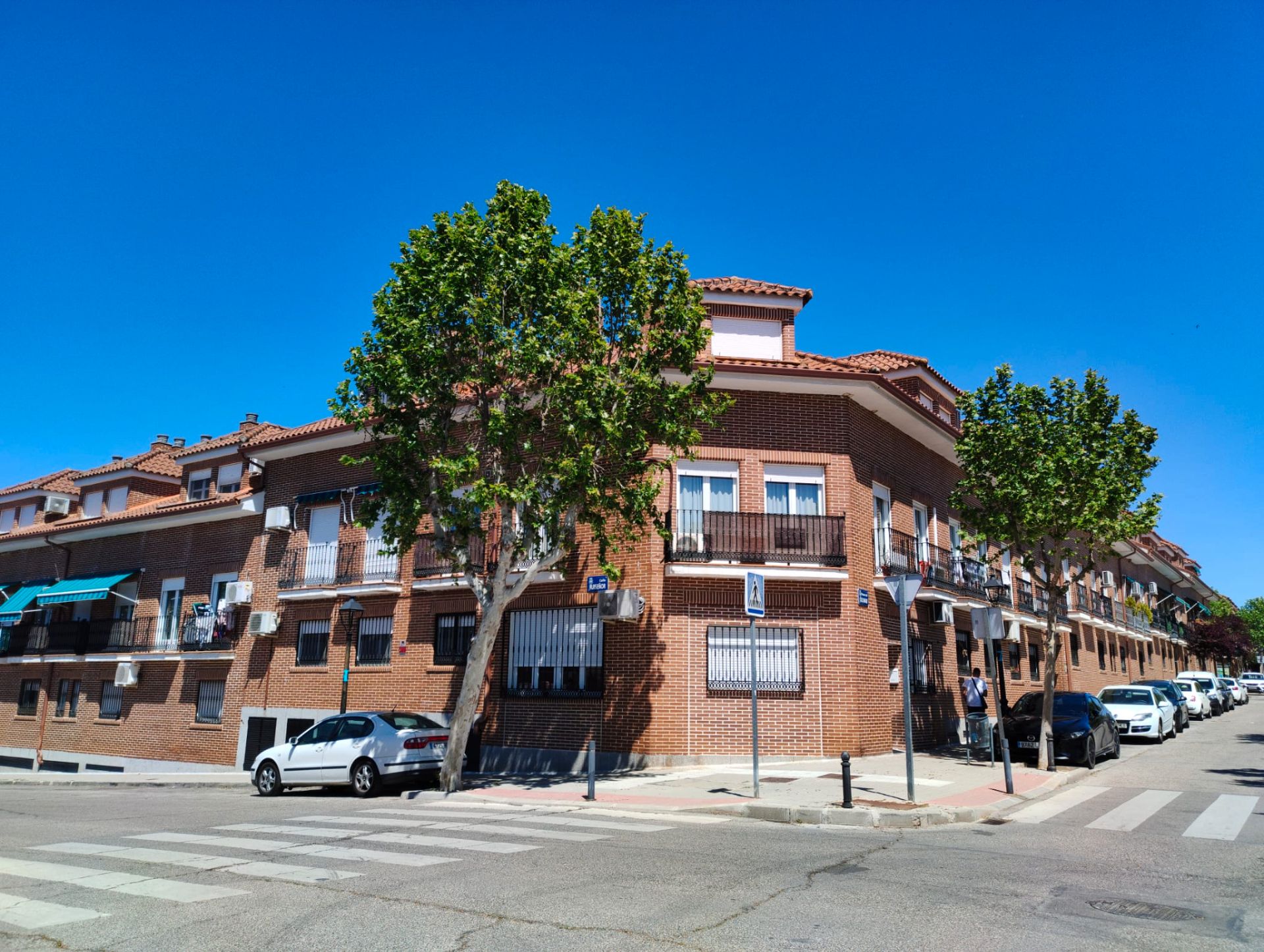 Vista exterior de Dúplex en venta en Sevilla la Nueva con Calefacción, Horno y Balcón