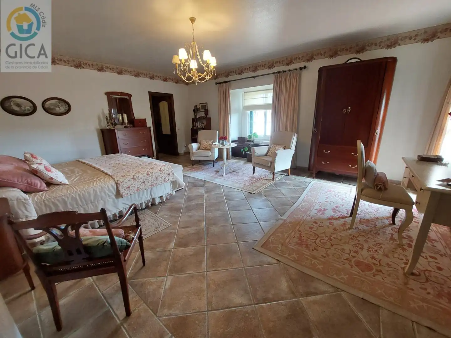 Sala d'estar de Casa o xalet en venda en Algeciras amb Aire condicionat, Jardí privat i Piscina