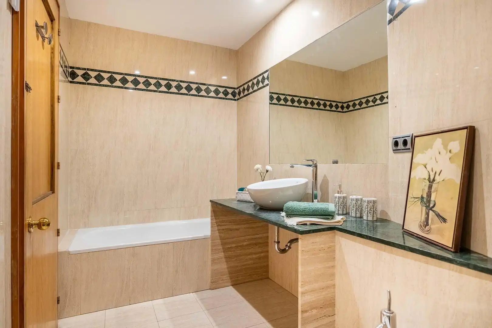 Bathroom of Flat for sale in Sevilla  with Air Conditioner, Private garden and Parquet flooring