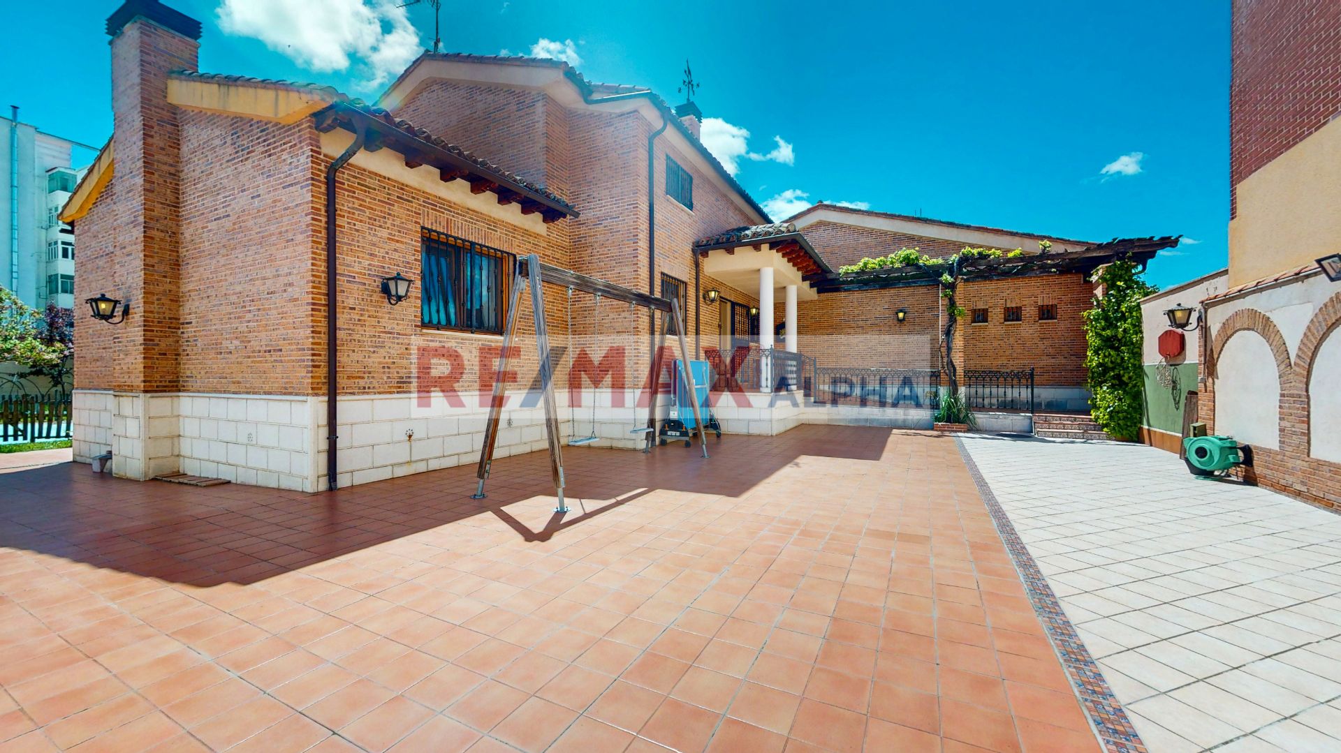 Vista exterior de Casa o xalet en venda en Medina del Campo amb Calefacció, Jardí privat i Terrassa