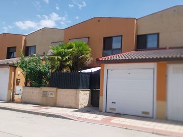 Maison mitoyenne avec balcon à vendre à Calle Ciriaco Velasco 18