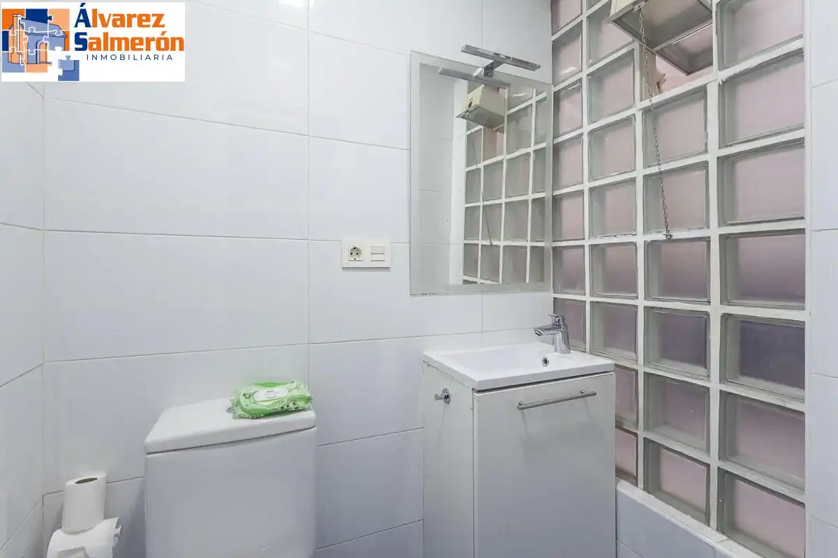 Baño de Piso en venta en Granada con Calefacción y Trastero