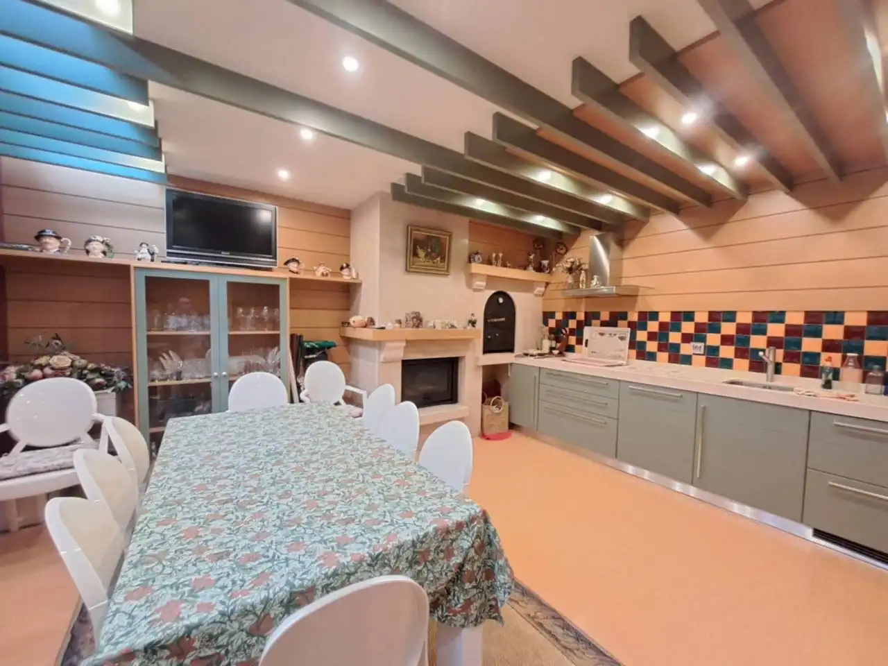 Cuina de Casa adosada en venda en Burgos amb Calefacció, Jardí privat i Parquet