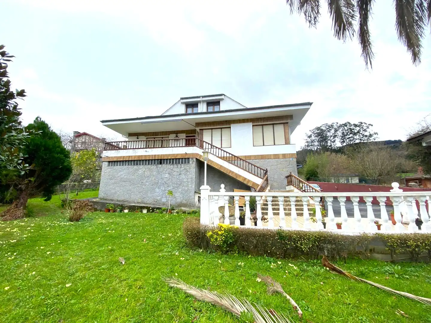 Vista exterior de Casa o xalet en venda en Castro-Urdiales amb Calefacció, Jardí privat i Parquet
