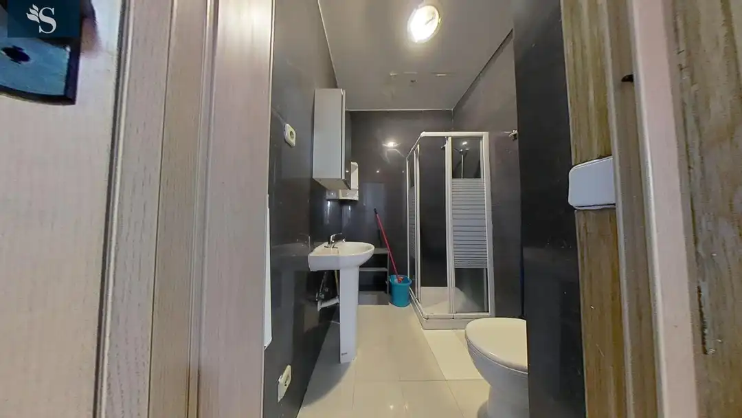 Baño de Apartamento de alquiler en Madrid con Balcón y Alarma