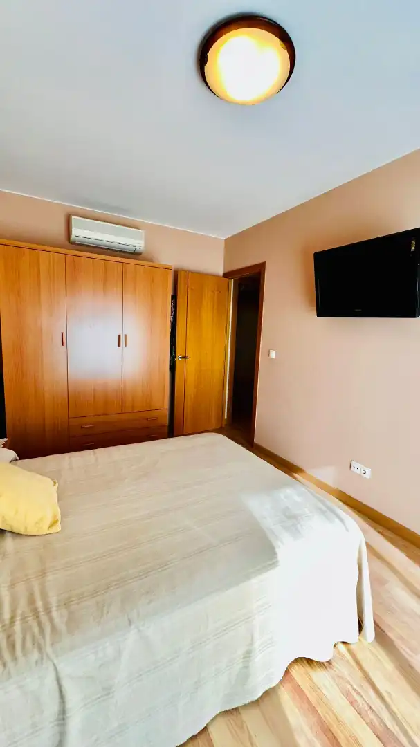 Schlafzimmer von Dachboden zum Verkauf in L'Estartit mit Klimaanlage, Heizung und Parkett