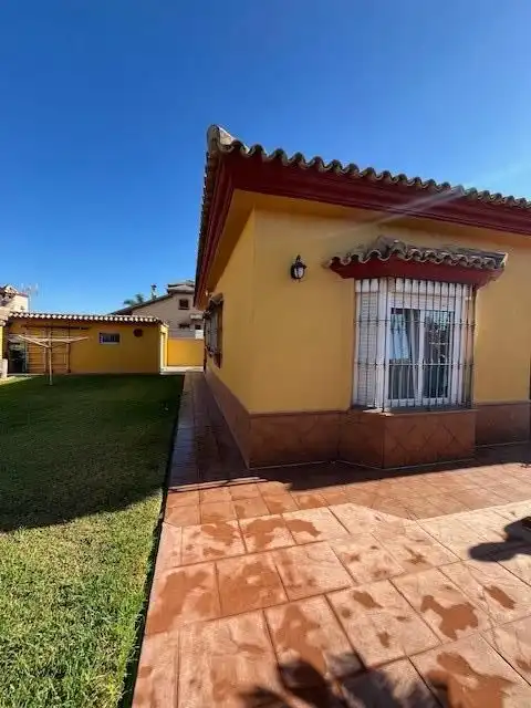 Vista exterior de Casa o xalet en venda en Chiclana de la Frontera amb Jardí privat i Terrassa