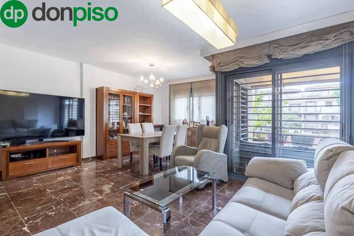 Sala d'estar de Casa adosada en venda en Armilla amb Calefacció, Terrassa i Moblat