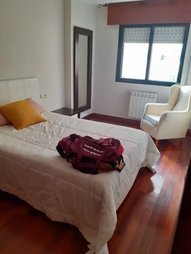 Schlafzimmer von Wohnungen zur Miete in Vigo  mit Heizung, Parkett und Abstellraum