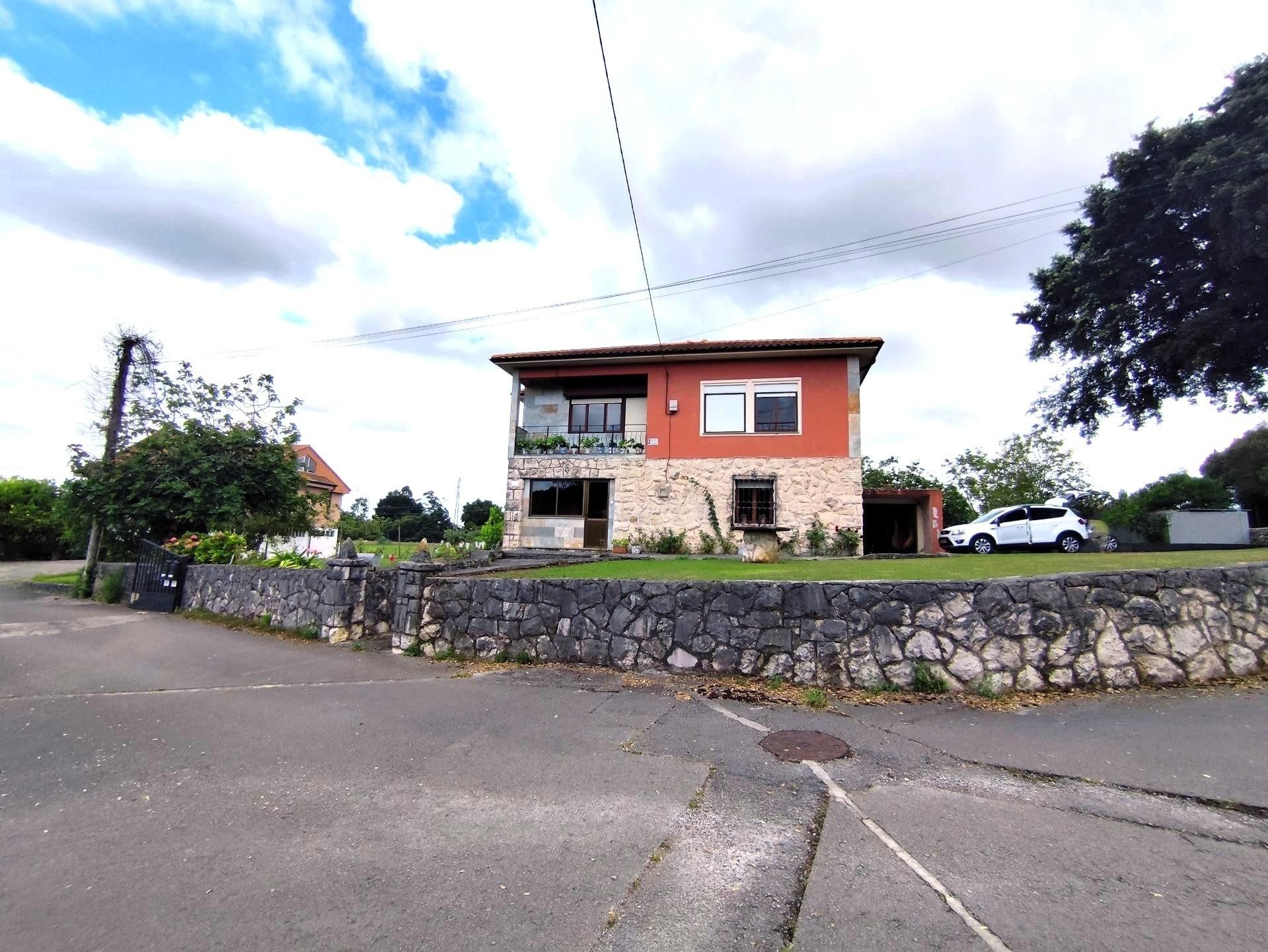 Vista exterior de Casa o xalet en venda en Villaescusa (Cantabria) amb Calefacció, Jardí privat i Terrassa
