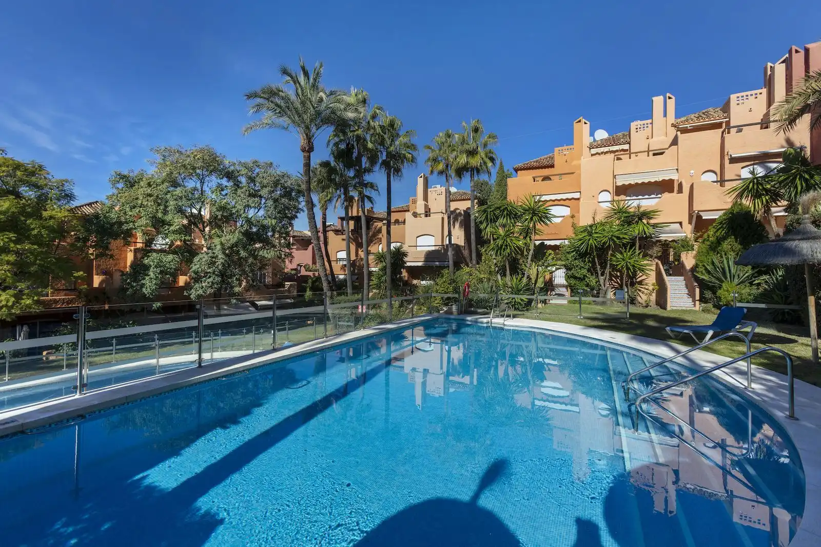 Jardí de Casa adosada en venda en Marbella amb Terrassa, Traster i Moblat