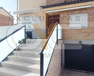 Exterior view of Single-family semi-detached for sale in Ugena  with Terrace and Swimming Pool