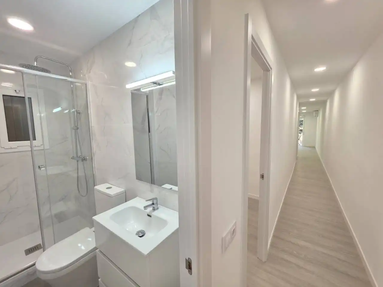 Badezimmer von Wohnung zum Verkauf in Barcelona mit Klimaanlage, Parkett und Terrasse