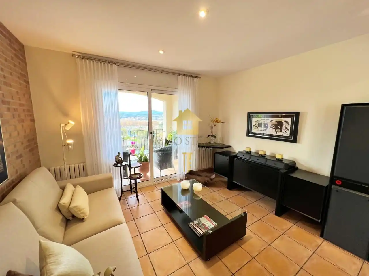 Sala d'estar de Casa o xalet en venda en La Bisbal d'Empordà amb Aire condicionat, Jardí privat i Terrassa