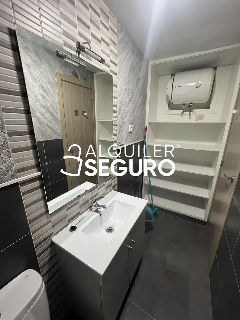 Bathroom of Flat for rent in Madrid  with Furnished