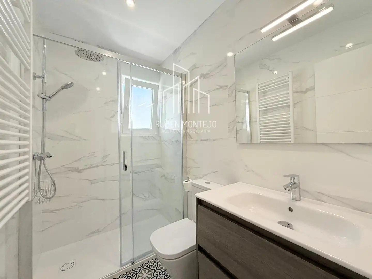 Bathroom of Flat for rent in Salamanca  with Heating, Storage room and Furnished