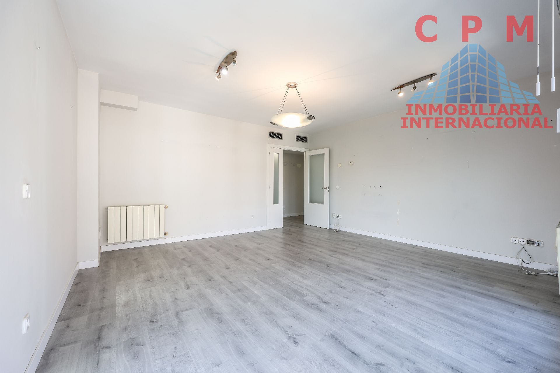 Living room of Flat to rent in  Madrid Capital  with Air Conditioner, Heating and Parquet flooring
