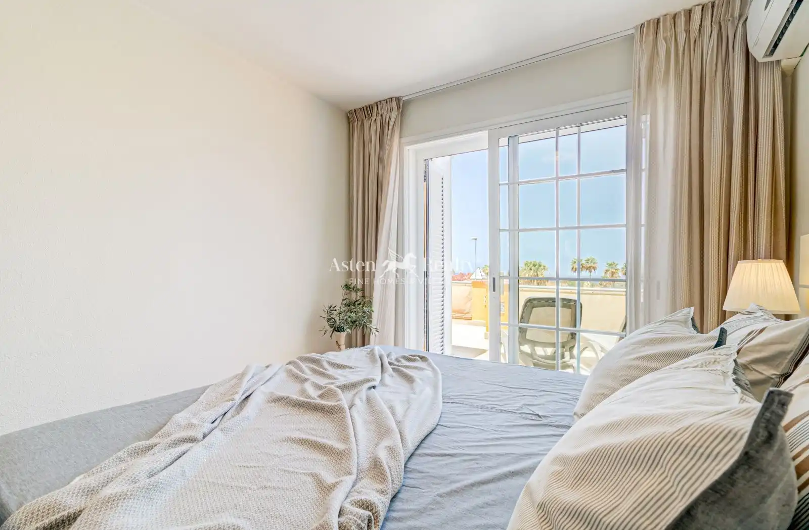 Schlafzimmer von Dachboden zum Verkauf in Adeje mit Klimaanlage, Terrasse und Schwimmbad