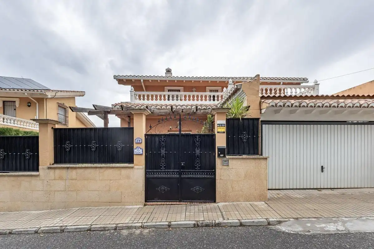 Chalet con piscina en venta en Gójar, imagen 2