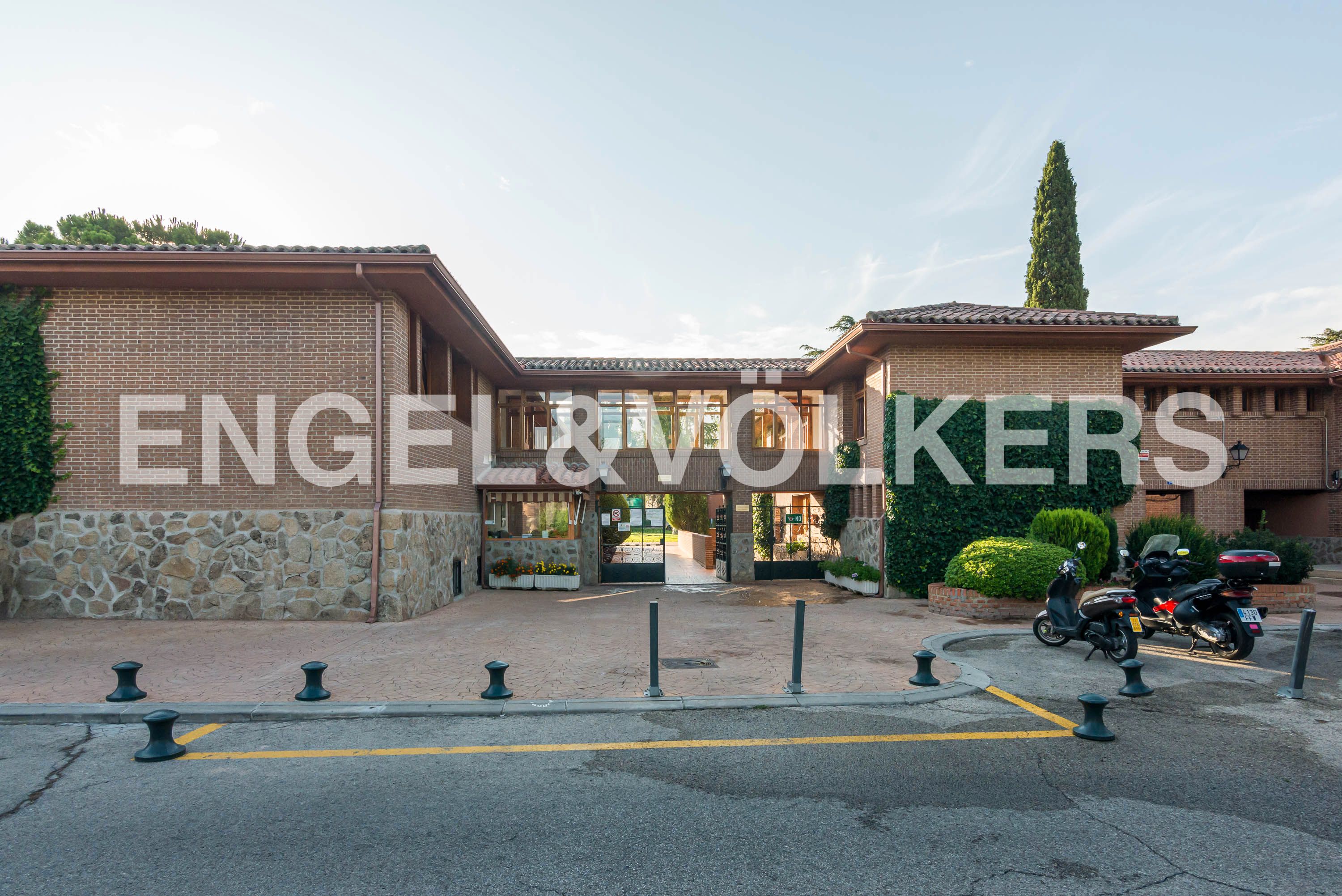 Vista exterior de Casa o xalet de lloguer en Las Rozas de Madrid amb Aire condicionat, Calefacció i Jardí privat