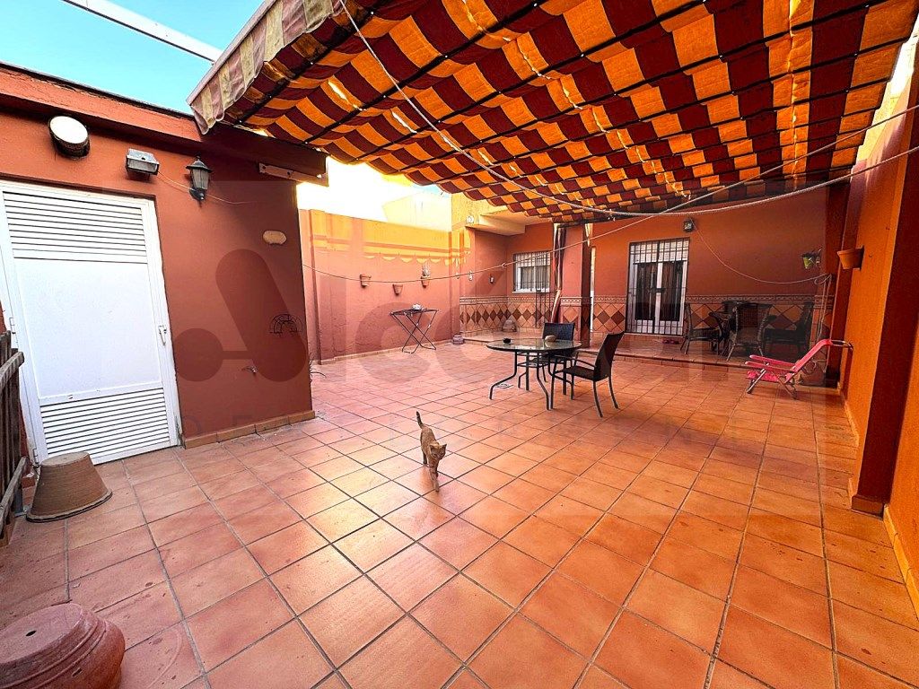 Terrassa de Casa adosada en venda en Sanlúcar la Mayor amb Balcó