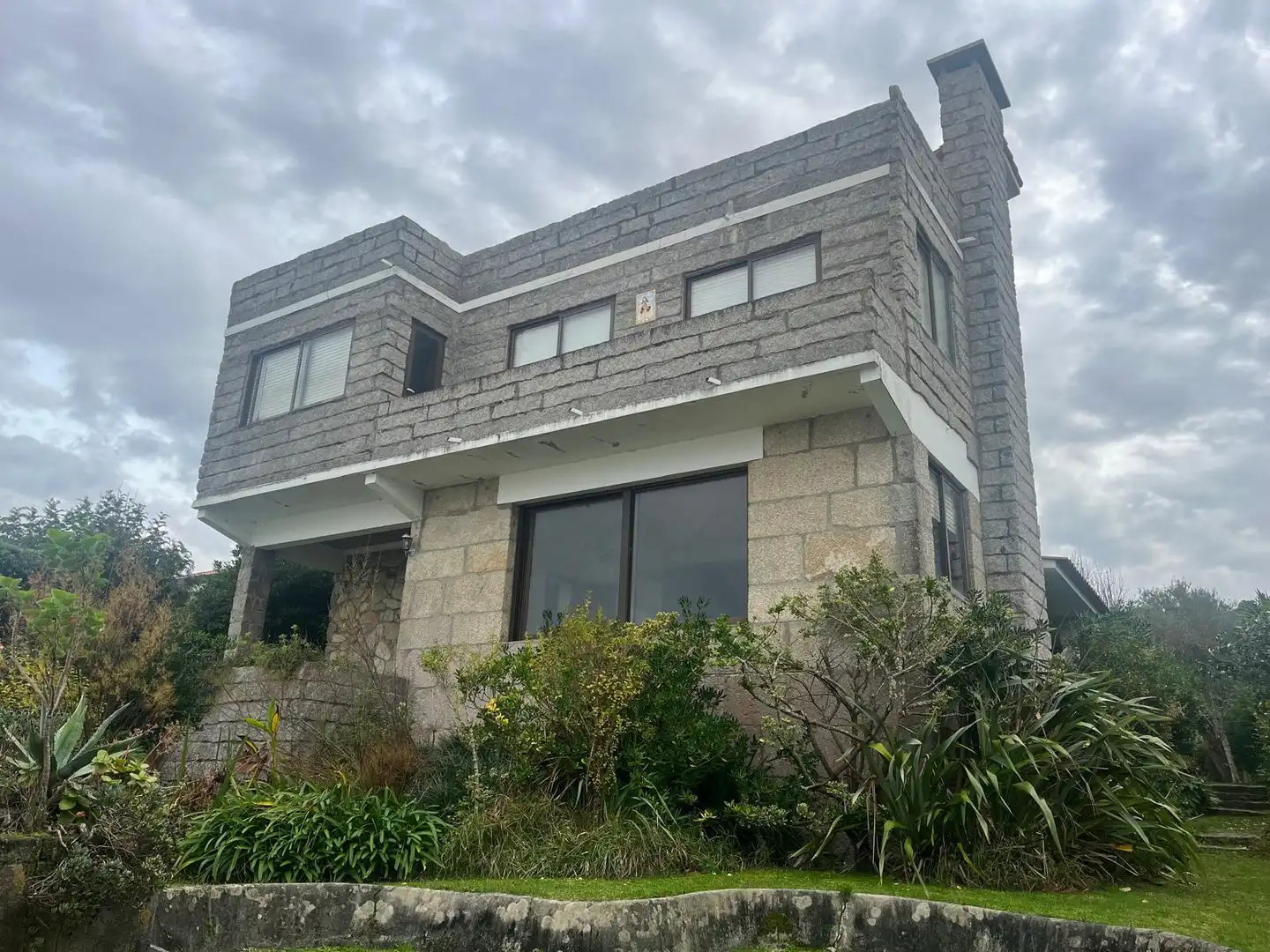 Vista exterior de Casa o xalet en venda en Vigo  amb Jardí privat, Terrassa i Traster