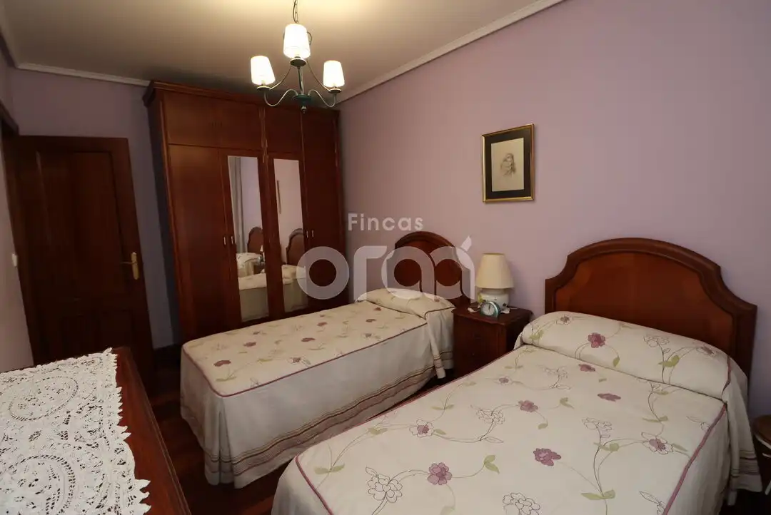 Schlafzimmer von Einfamilien-Reihenhaus zum Verkauf in Abanto y Ciérvana-Abanto Zierbena mit Heizung, Privatgarten und Möbliert