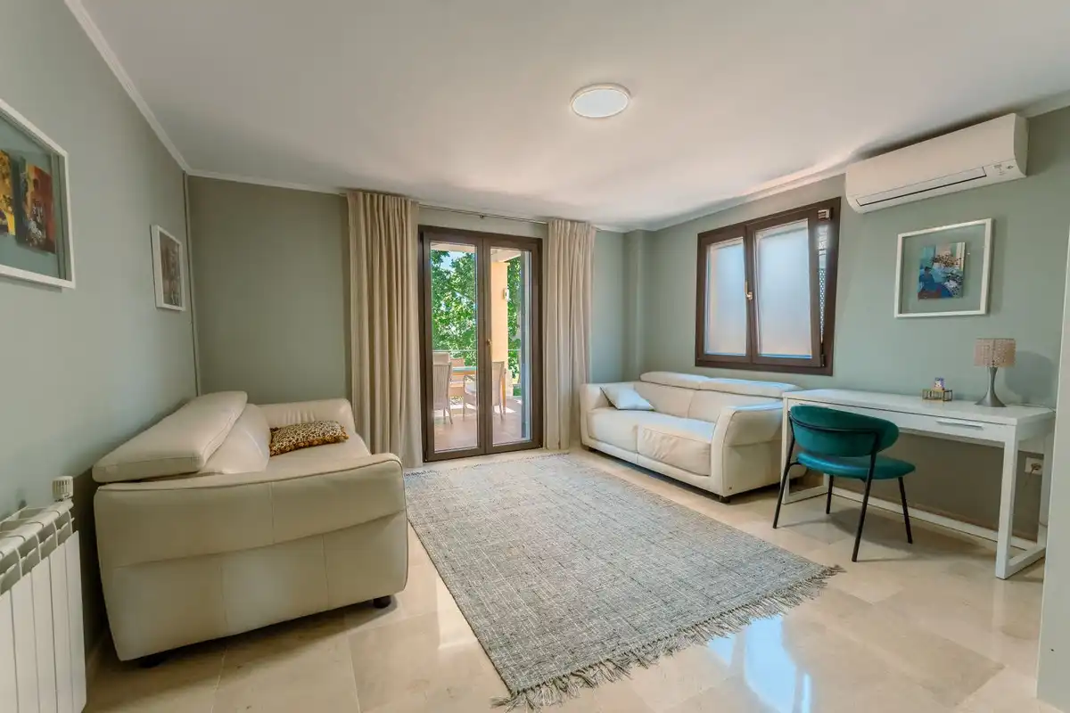 Sala d'estar de Casa o xalet en venda en Marbella amb Aire condicionat, Terrassa i Traster
