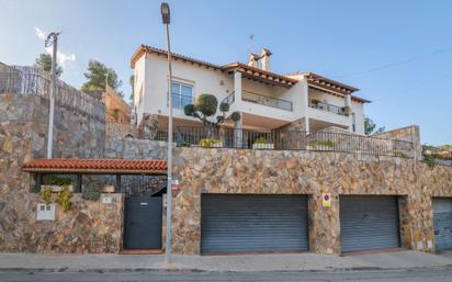 Vista exterior de Casa adosada en venda en Vallirana amb Aire condicionat, Calefacció i Jardí privat