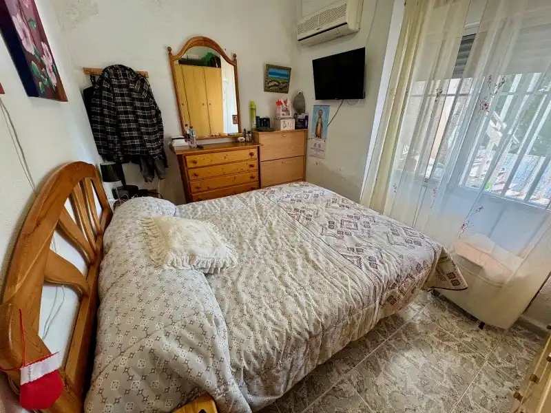 Schlafzimmer von Erdgeschoss zum Verkauf in Cullera mit Klimaanlage, Heizung und Privatgarten