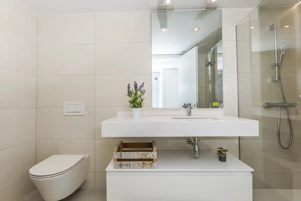 Baño de Apartamento de alquiler en Dénia con Aire acondicionado, Jardín privado y Terraza