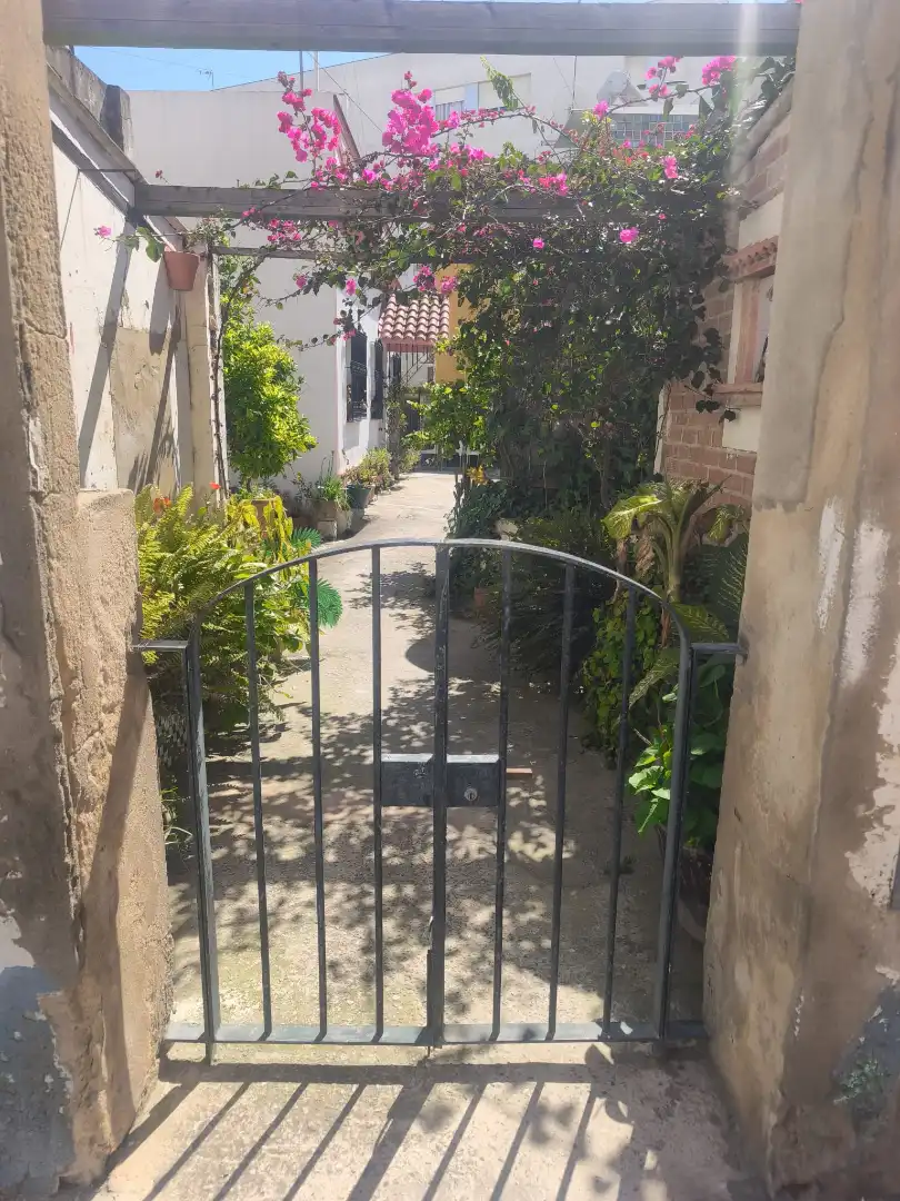 Außenansicht von Residential zum Verkauf in San Fernando