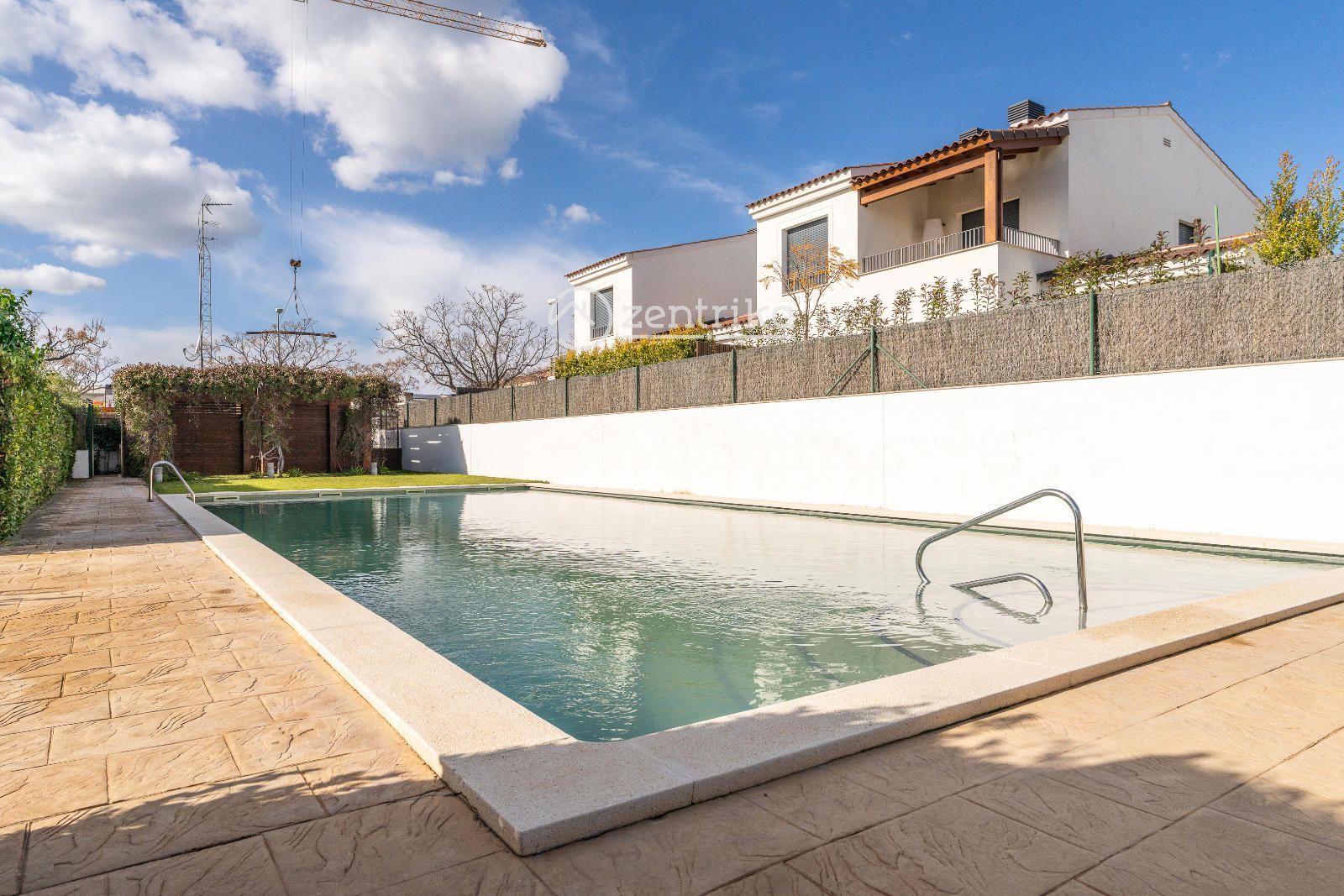 Piscina de Casa adosada en venda en Cambrils amb Aire condicionat, Calefacció i Traster