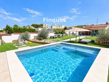 Villa con piscina in vendita a LLESSIU