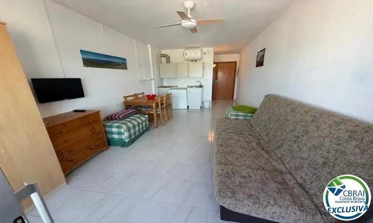 Sala d'estar de Estudi en venda en Empuriabrava amb Moblat