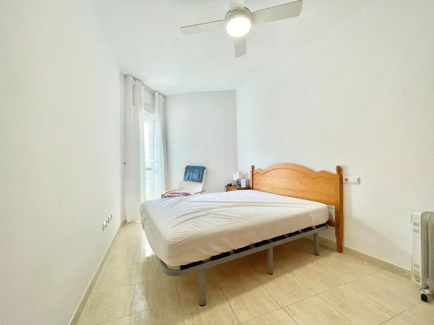 Dormitori de Apartament de lloguer en Torrevieja amb Calefacció, Terrassa i Piscina