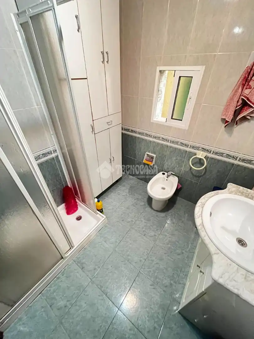 Badezimmer von Einfamilien-Reihenhaus zum Verkauf in Puertollano