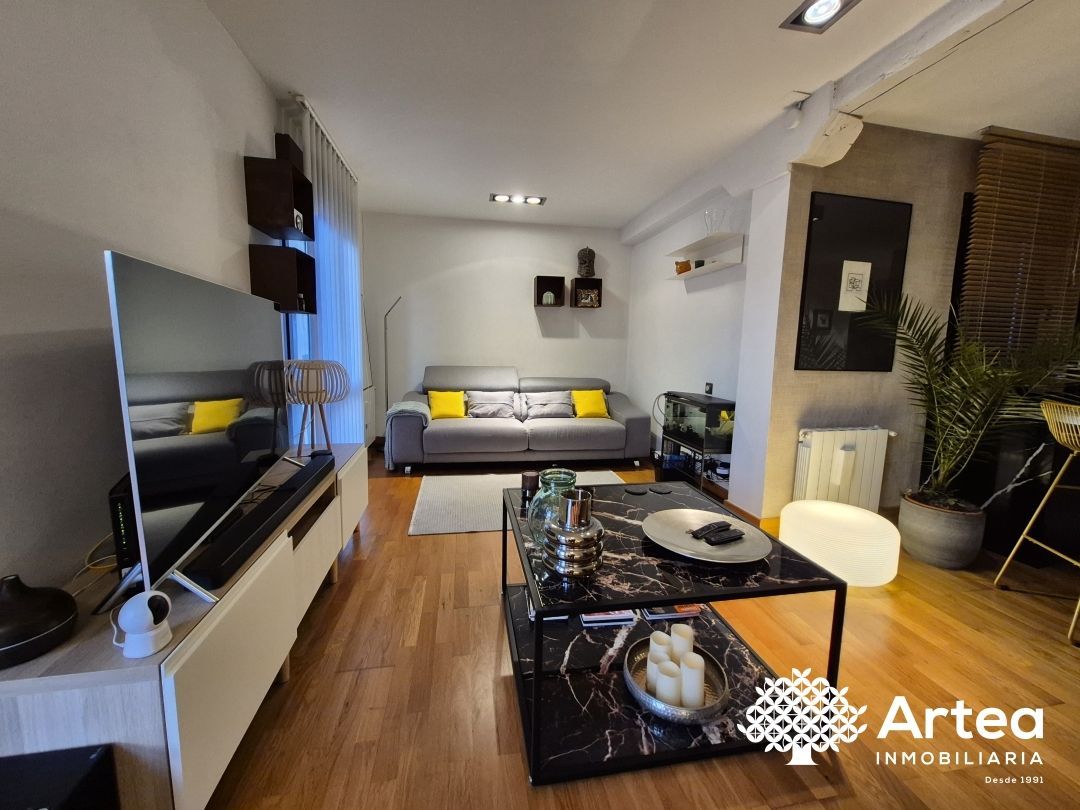 Sala d'estar de Pis en venda en Bilbao  amb Calefacció, Moblat i Balcó