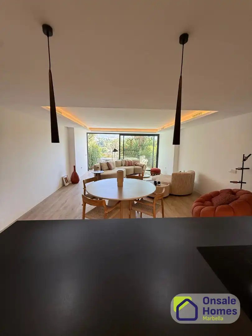 Sala d'estar de Apartament en venda en Marbella amb Aire condicionat, Jardí privat i Traster